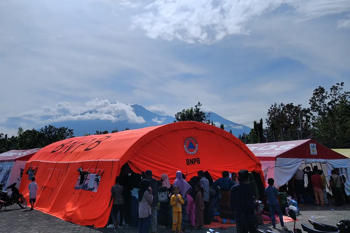Tenda pengungsian korban terdampak gempa Pasaman Barat. (Liputan6.com/ Novia Harlina)