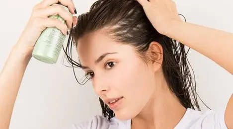How to: 5 Cara Memakai Minyak Zaitun untuk Rambut Agar Tetap ...