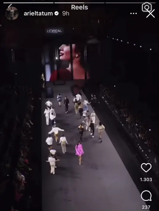 Dalam layar besar yang menjadi latar runway, pesona dan aura Ariel tampil maksimal dengan rambut panjangnya yang digerai natural. (Foto: SS Instagram @lorealparis)