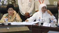Menkes Nila F. Moeloek dan Menteri Sosial (Mensos) Khofifah Indar Parawansa dalam diskusi Forum Medan Merdeka Barat (FMB) di Jakarta, Senin (23/10). Diskusi memaparkan tiga tahun capaian pemerintahan Jokowi - Jusuf Kalla. (Liputan6.com/Angga Yuniar)