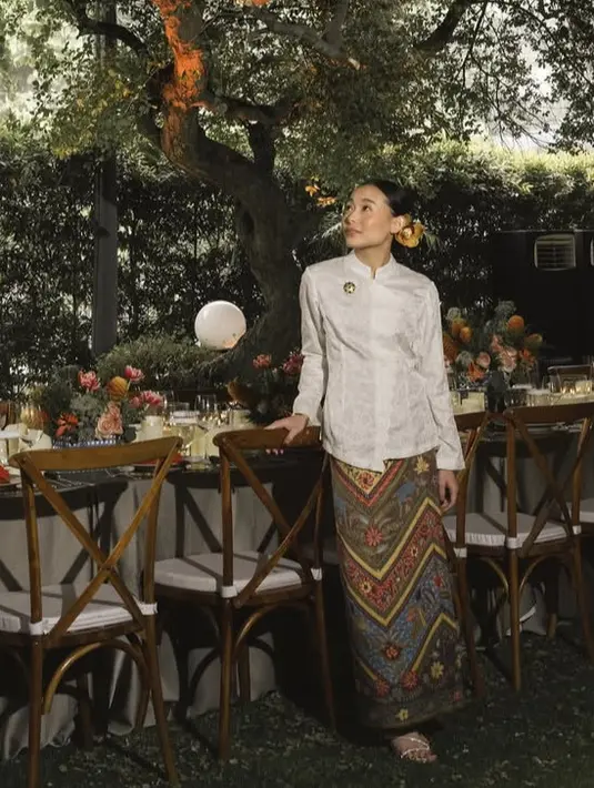 Sementara calon istri Brandon Salim memilih mengenakan kebaya putih kerah tinggi dengan aksen bros emas. Bawahannya dipadukan kain batik warna-warni. [@brandonsalim]