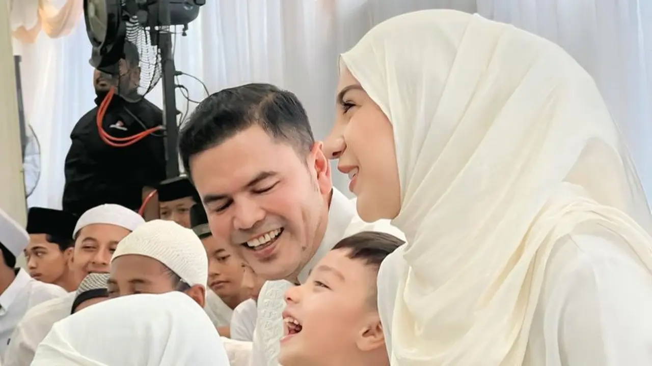 Irish Bella  saat Tasyakuran Rumah Baru bersama suami