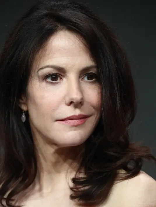 Mary-Louise Parker miliki anak dari sang mantan, Billy Curdup. Ia pun mengadopsi anak pada tahun 2007. Meski demikian, ia tak juga menikah. (FREDERICK M. BROWN / GETTY IMAGES NORTH AMERICA / AFP)