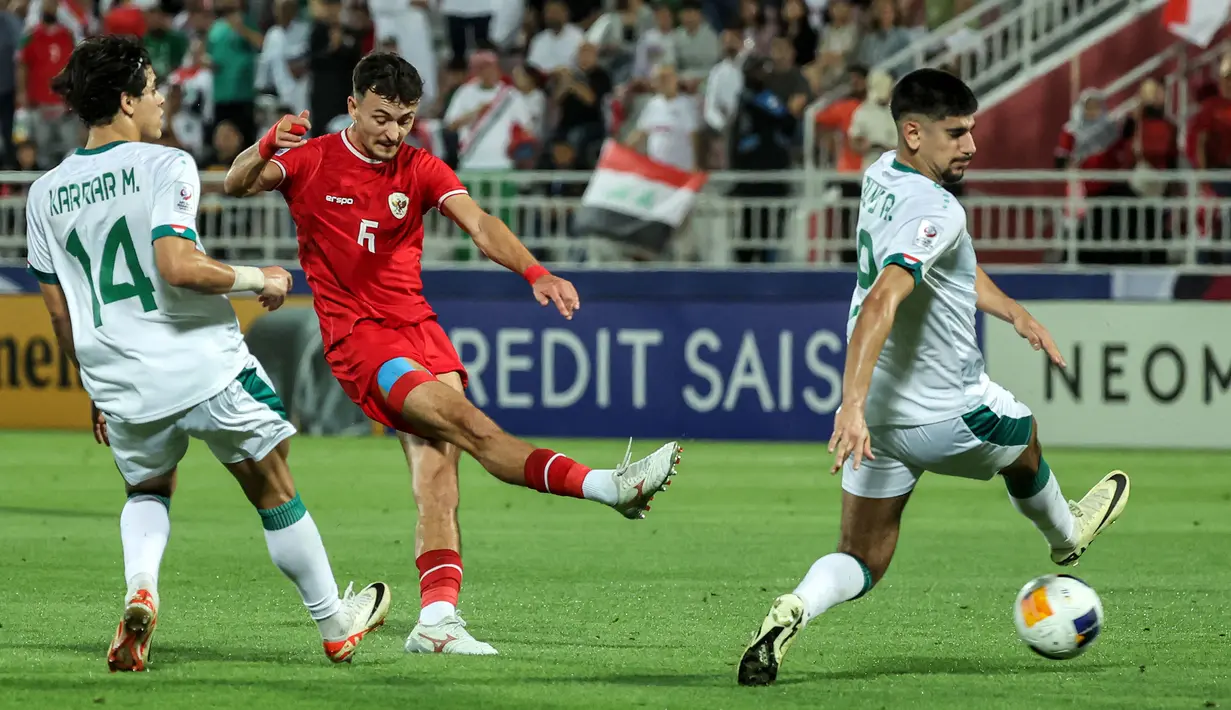 <p>Pemain Timnas Indonesia U-23, Ivar Jenner (tengah) melepaskan tendangan di antara dua pemain Irak U-23 yang menghasilkan gol ke gawang Irak pada laga perebutan tempat ketiga Piala Asia U-23 2024 di Abdullah bin Khalifa Stadium, Doha, Qatar, Kamis (2/5/2024). (AFP/Karim Jaafar)</p>
