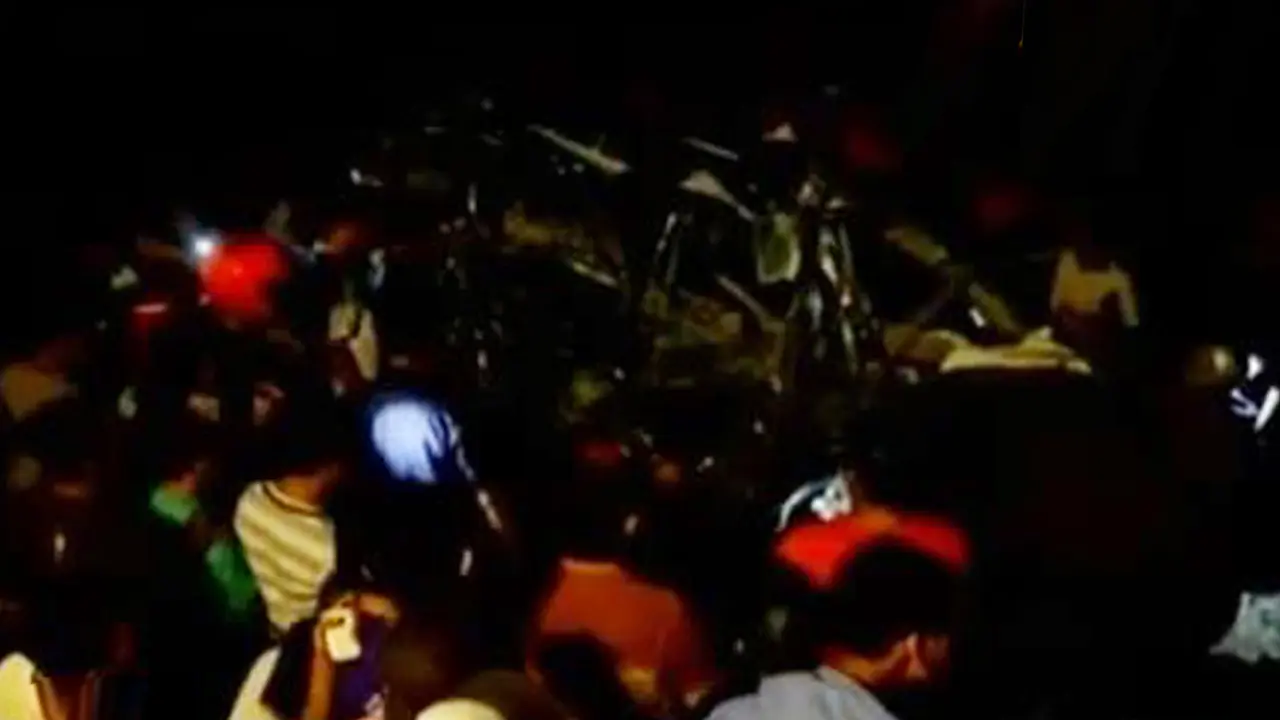VIDEO: Kereta Tabrak Minibus Tewaskan 4 Penumpang, 2 Kritis