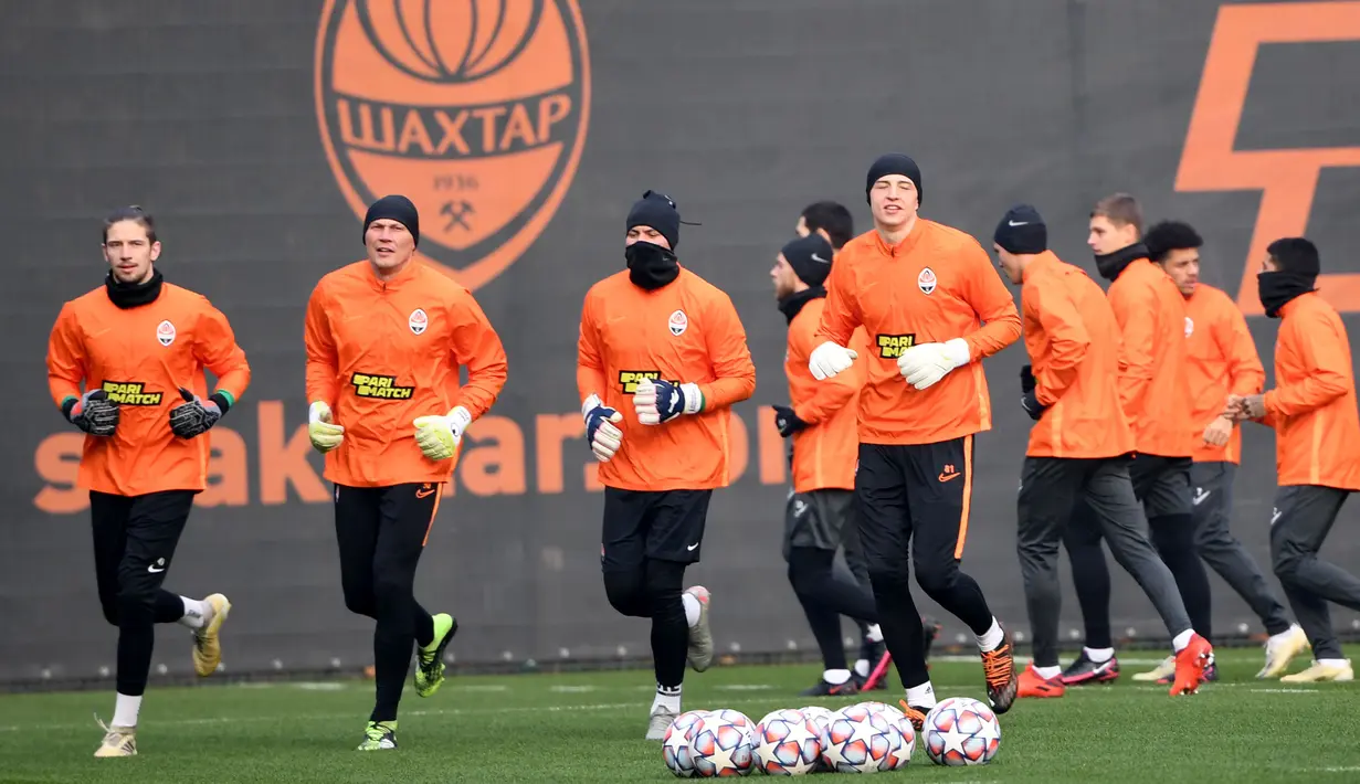 Para pemain Shakhtar Donetsk melakukan pemanasan saat latihan jelang laga Liga Champions di Kiev, Senin (30/11/2020). Shakhtar Donetsk akan berhadapan dengan raksasa Spanyol, Real Madrid. (AFP/Sergei Supinsky)