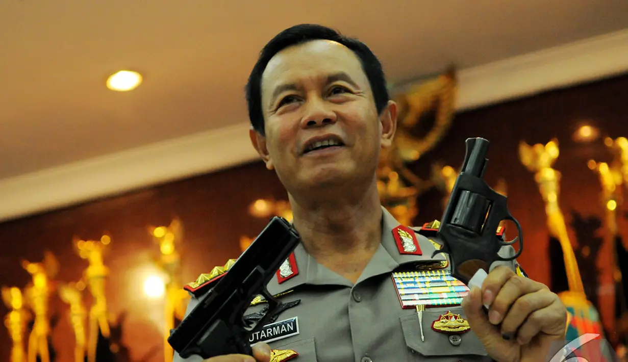 Kapolri Jenderal Sutarman memperlihatkan senjata api rakitan yang diamankan polisi, Jakarta, Jumat (7/11/2014) (Liputan6.com/Faisal R Syam)
