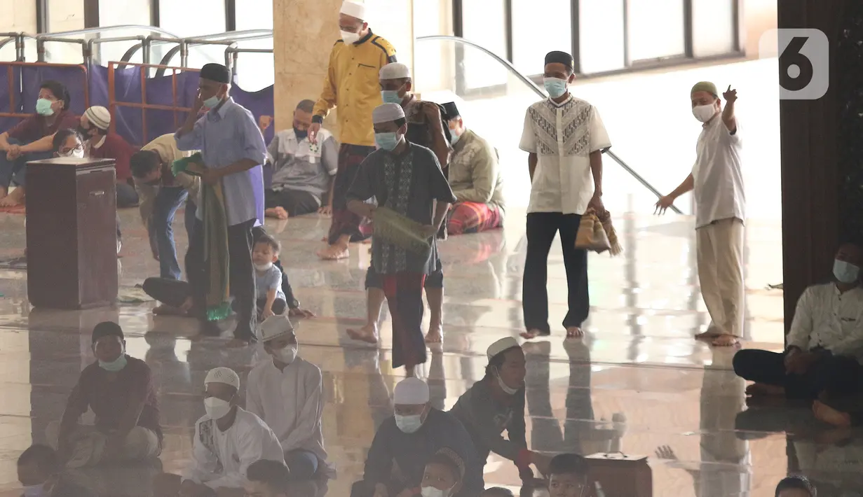 Sejumlah jemaah bersiap melaksanakan Salat Jumat di Masjid At-Tin, Jakarta, Jumat (13/08/2021). Masjid At-Tin kembali menggelar Salat Jumat pertama kalinya setelah kegiatan shalat jumat dihentikan lantaran mengikuti ketentuan pemberlakuan PPKM Darurat. (Liputan6.com/Herman Zakharia)