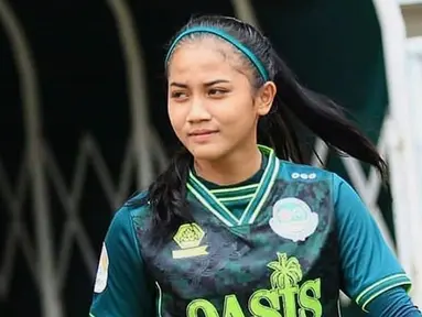 Pemilik nama lengkap Safira Ika Putri Kartini adalah sosok pemain nasional. Lahir di Surabaya, Safira mengawali kariernya dengan bergabung klub internal Persebaya, Harapan Budi Setiawan atau HBS. (Liputan6.com/IG/@shafiraikaputri13)