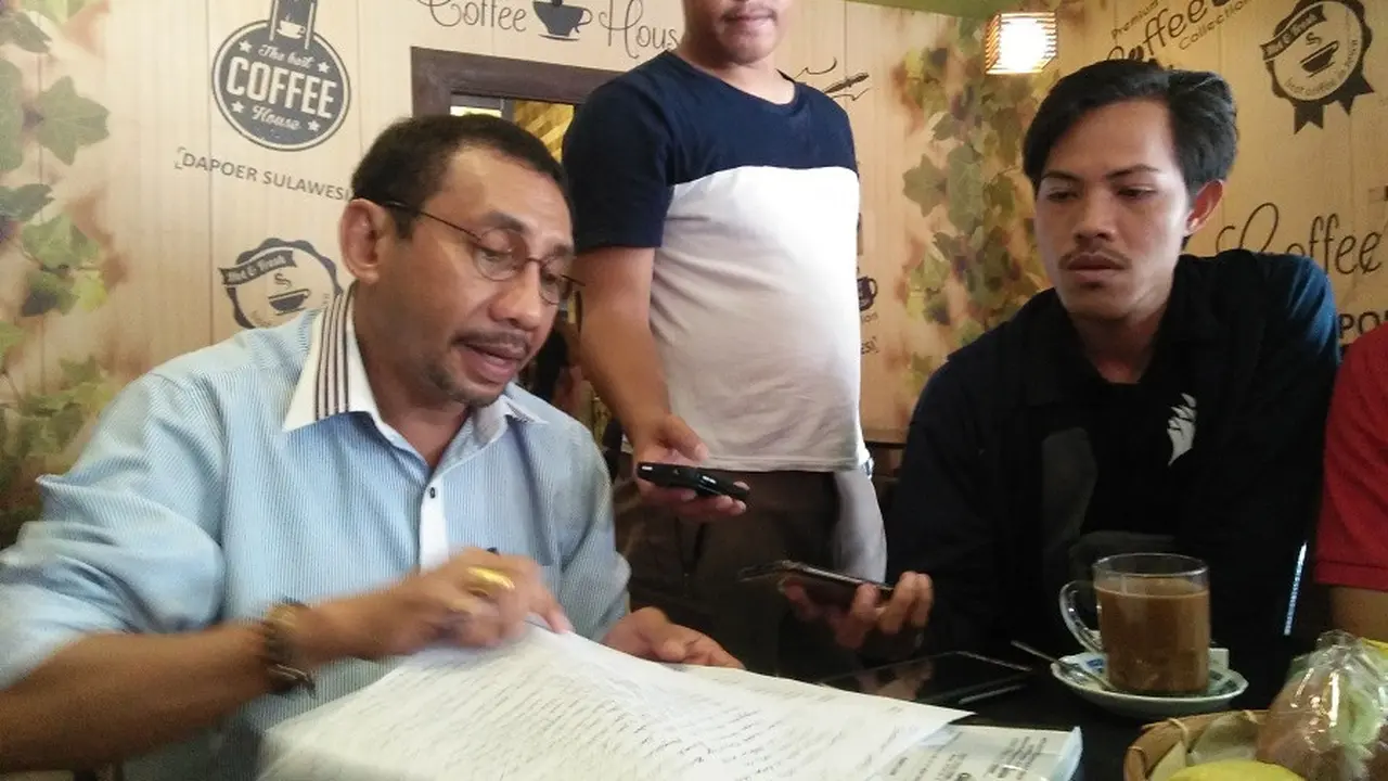 Penasehat Hukum korban dugaan pidana pengrusakan rumah di Jalan Buru Makassar, Jermias Rarsina memberikan keterangan pers (Liputan6.com/ Eka Hakim0