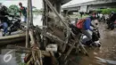 Pengendara motor turun usai menyeberang Kanal Banjir Barat (KBB) dengan menggunakan perahu eretan di kawasan Teluk Gong, Jakarta, Rabu (10/2/2016). (Liputan6.com/Faizal Fanani)