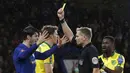 Wasit, Graham Scott memberikan kartu kuning kepada Alvaro Morata saat laga babak ketiga Piala FA di Stamford Bridge, London, (17/1/2018). Chelsea menang lewat adu penalti 5-3. (AP/Alastair Grant)