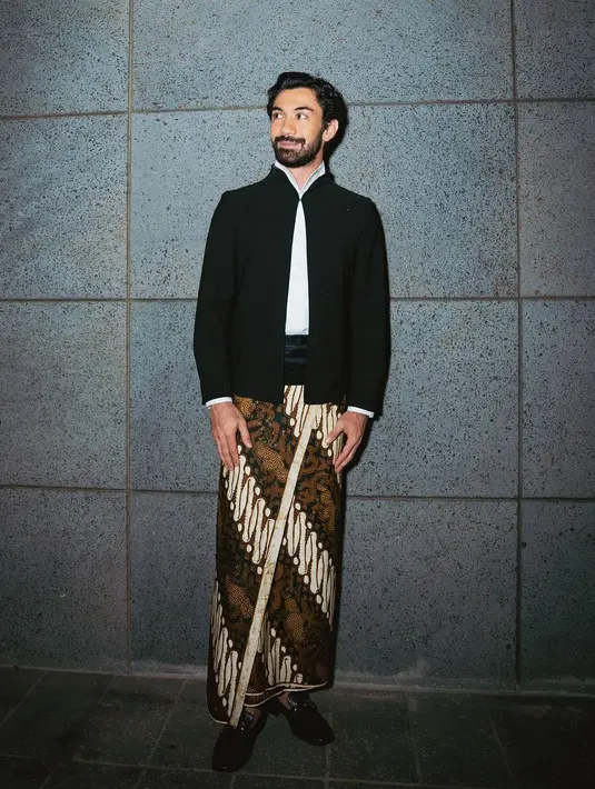 Tak hanya Arya Saloka, Reza Rahadian juga tampil menawan di Busan Film Festival mengenakan batik. Ia memadukan atasan beskap modern hitam-putih dengan kain batik sebagai bawahan. [Foto: Instagram/officialpilarez]