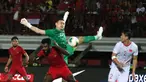 Bek Timnas Indonesia, Yanto Basna, berebut bola dengan kiper Timnas Vietnam, Dang Van Lam, pada laga Kualifikasi Piala Dunia 2022 di Stadion Kapten I Wayan Dipta, Bali, Selasa (15/10). Indonesia kalah 1-3 dari Vietnam. (AFP/Aditya Wany)