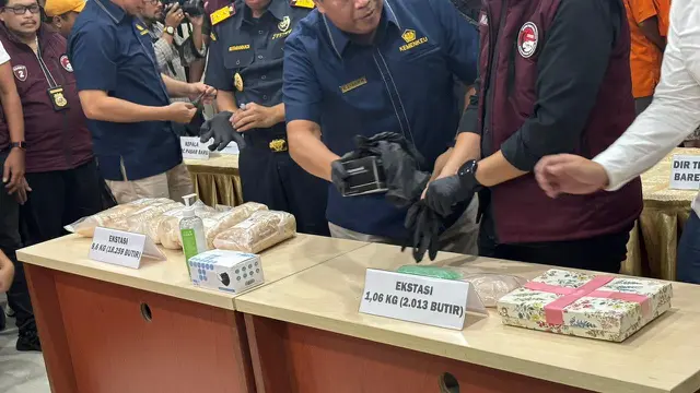 Konferensi pers Joint Operations DJBC dan Bareskrim Polri terkait Pengungkapan Jaringan Narkotika Internasional, di kantor DJBC Pasar Baru, Rabu (8/5/2024). (Foto: Liputan6.com/Tira Santia)
