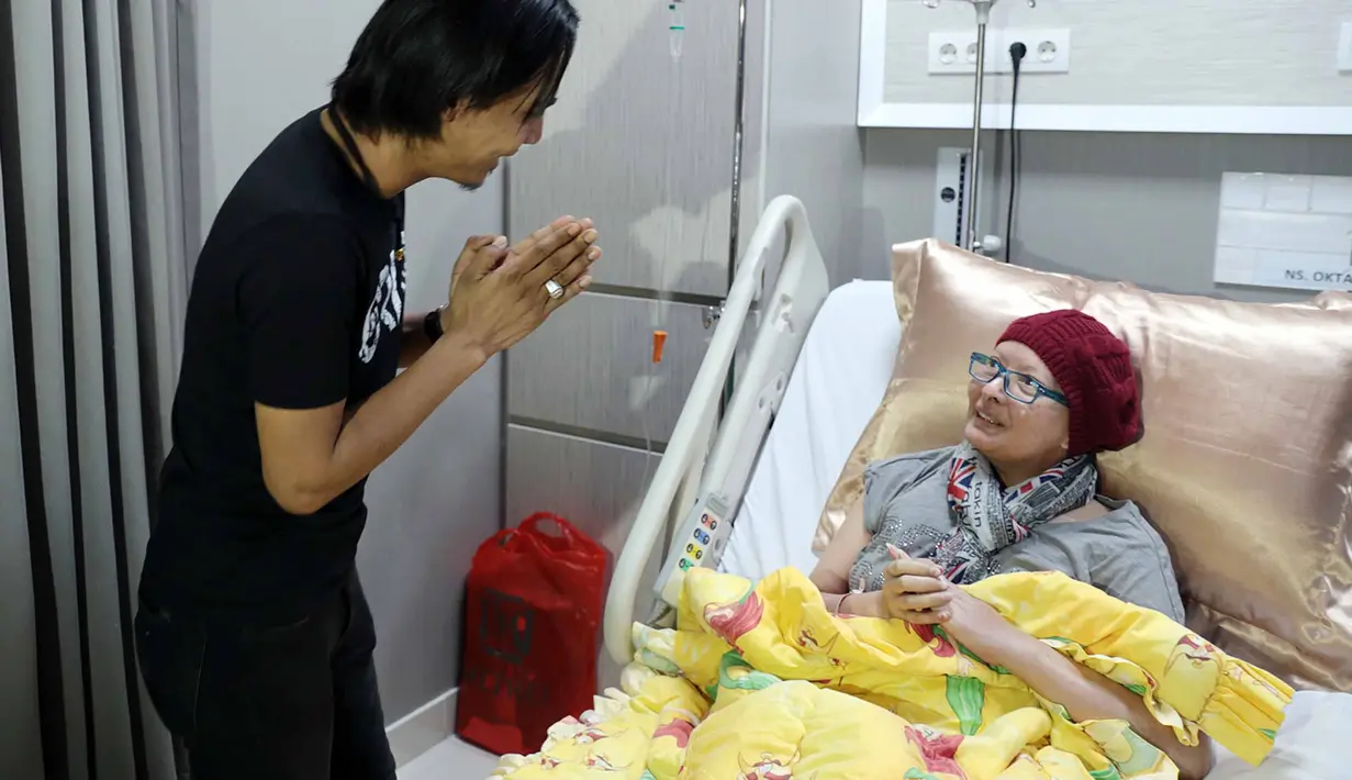 Yana Zein masih terus berjuang melawan kanker hingga saat ini. Dukungan penyemangat terus berdatangan untuk Yana. Termasuk Charlie Van Houten yang datang memberikan semangat dengan membawakan sepenggal puisi. (Deki Prayoga/Bintang.com)