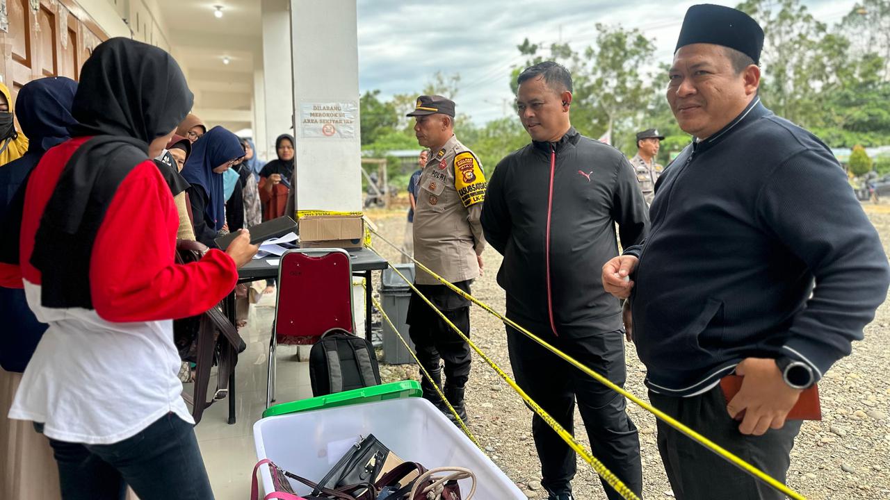 Kapolres Rokan Hulu memantau penjagaan pelipatan dan penyortiran surat suara di gudang KPU.
