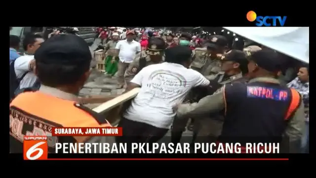 Pedagan PKL di Pasar Pucang Surabaya ribut dengan Satpol PP saat penertiban dagang di atas pedestrian berlangsung.