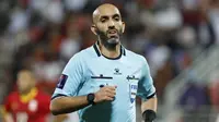 Wasit asal Kuwait Ahmad Al-Ali, pengadil lapangan yang bertugas saat Timnas Indonesia kalah 2-3 dari Arab Saudi di Kualifikasi Piala Dunia 2026. (KARIM JAAFAR / AFP)