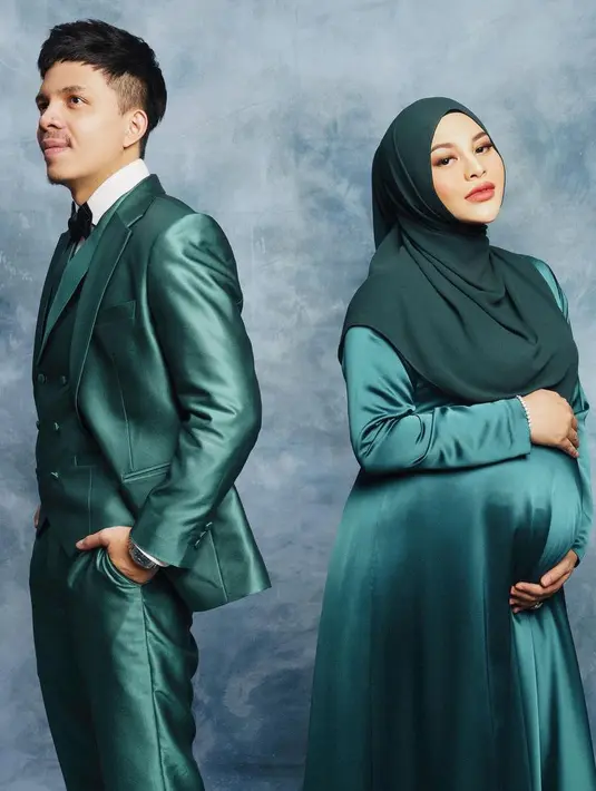 Sementara itu, Atta Halilintar tampil dengan setelan jas warna hijau yang serasi dengan Aurel. Lengkap dengan dasi kupu-kupunya.  [@aurelie.hermansyah]