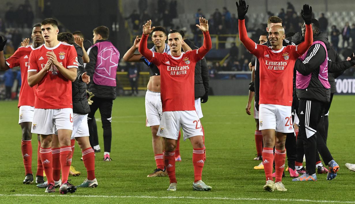 Selebrasi para pemain Benfica setelah mengalahkan Club Brugge 2-0 dalam laga leg pertama babak 16 besar Liga Champions 2022/2023 di Jan Breydel Stadium, Bruges, Belgia, Kamis (16/2/2023) dini hari WIB. (AFP/John Thys)