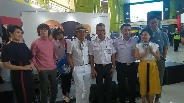 PT Kereta Api Indonsia (Persero) untuk pertama kalinya mempersembahkan penampilan performance band secara live di atas kereta api, Jumat (3/8/2018). (Dwi Aditya/Liputan6.com)