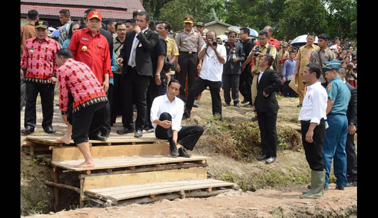 Selain penanaman padi, Presiden Jokowi juga menyerahkan bantuan 520 unit Hand Tracktor dan 125 unit pompa air kepada 14 kelompok tani mewakili kabupaten/Kota di Provinsi Kalimantan Presiden, Selasa (20/1/2015). (Rumgapres/Agus Suparto)