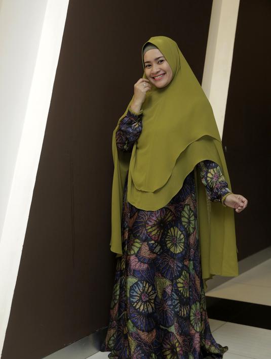 Ikke Nurjanah berpose sangat memesona dengan balutan hijab syar'inya. Senyum Ikke terlihat begitu manis pada foto di atas. Pesona Ikke kini makin terpancarkan dengan penampilan hijab syar'inya. (KapanLagi.com/Muhammad Akrom Sukarya)