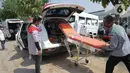 Pekerja menyelesaikan perakitan mobil ambulans di Babelan, Kabupaten Bekasi, Jawa Barat, Minggu (27/9/2020). Perakitan mobil ambulans meningkat 100 persen menjadi 700 unit saat pandemi COVID-19 dengan harga Rp 20 juta hingga Rp 1,5 milliar. (Liputan6.com/Herman Zakharia)