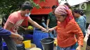 Sejumlah warga mengambil air bersih di kawasan Karangbahagia, Kabupaten Bekasi, Jawa Barat, Selasa (7/9/2021). Pemerintah Kabupaten Bekasi mendistribusikan air bersih kepada warga yang tinggal di pinggiran Kali Cilemahabang. (Liputan6.com/Herman Zakharia)