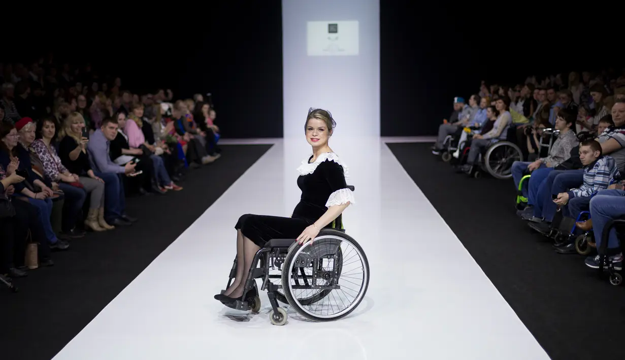 Model berpose di atas kursi roda memperagakan busana desainer Rusia, Tatyana Malchikova selama Moskow Fashion Week di Moskow, Kamis (23/3). Meski dengan kursi roda namun hal itu tidak menutupi kesempurnaan busana yang dipakai. (AP Photo/Ivan Sekretarev)