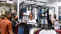 Presiden Jokowi berbelanja produk-produk lokal mulai dari topi hingga kemeja saat berkunjung ke Mal Grand Indonesia, Minggu 15 Januari 2023. (Foto: Biro Pers Sekretariat Presiden)