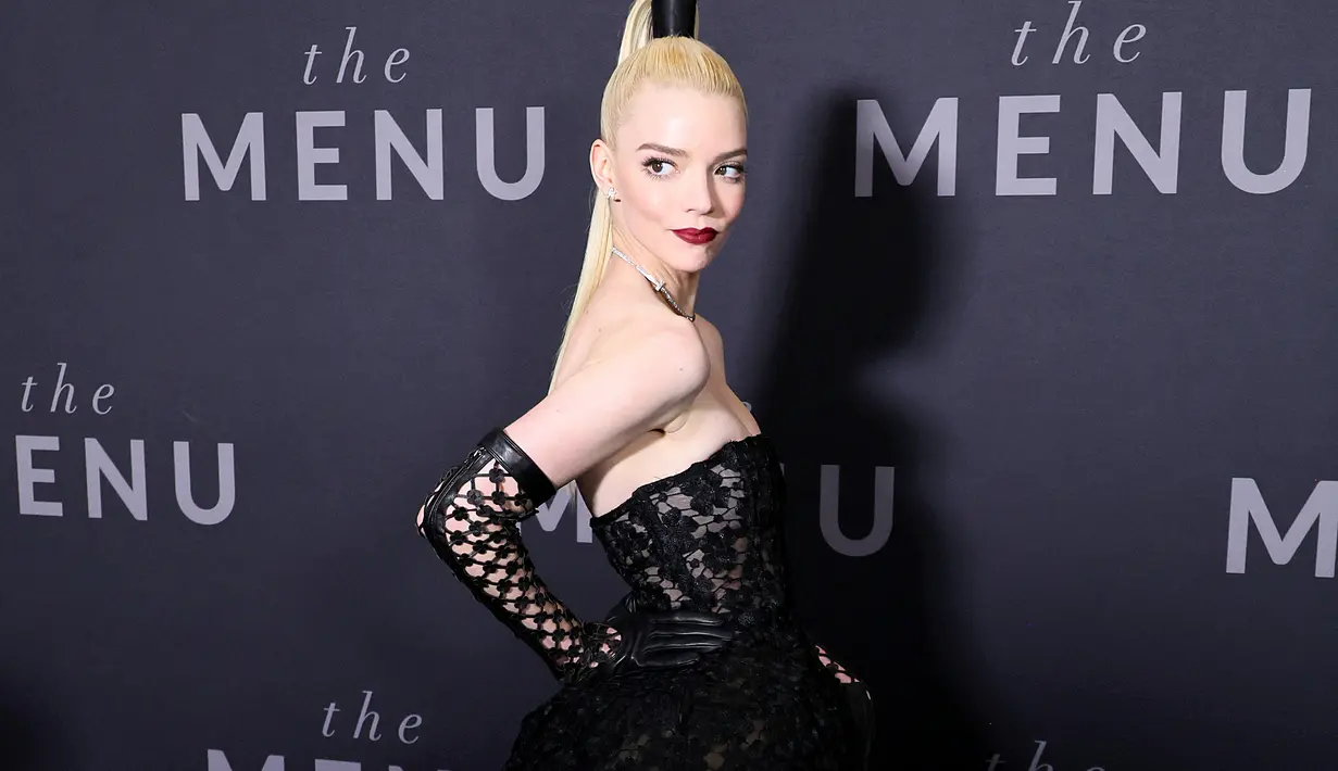 Anya Taylor-Joy berpose saat menghadiri pemutaran film "The Menu" di AMC Lincoln Square Theatre di New York City pada 14 November 2022. Anya Taylor-Joy tampil memukau dalam balutan gaun barok renda hitam pendek dan tanpa lengan. (Theo Wargo/Getty Images/AFP)