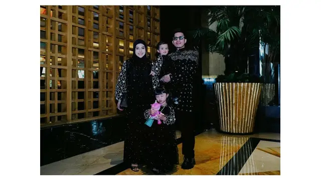 6 Inspirasi Gamis Hitam untuk Pesta ala Aurel Hermansyah, Elegan Memukau