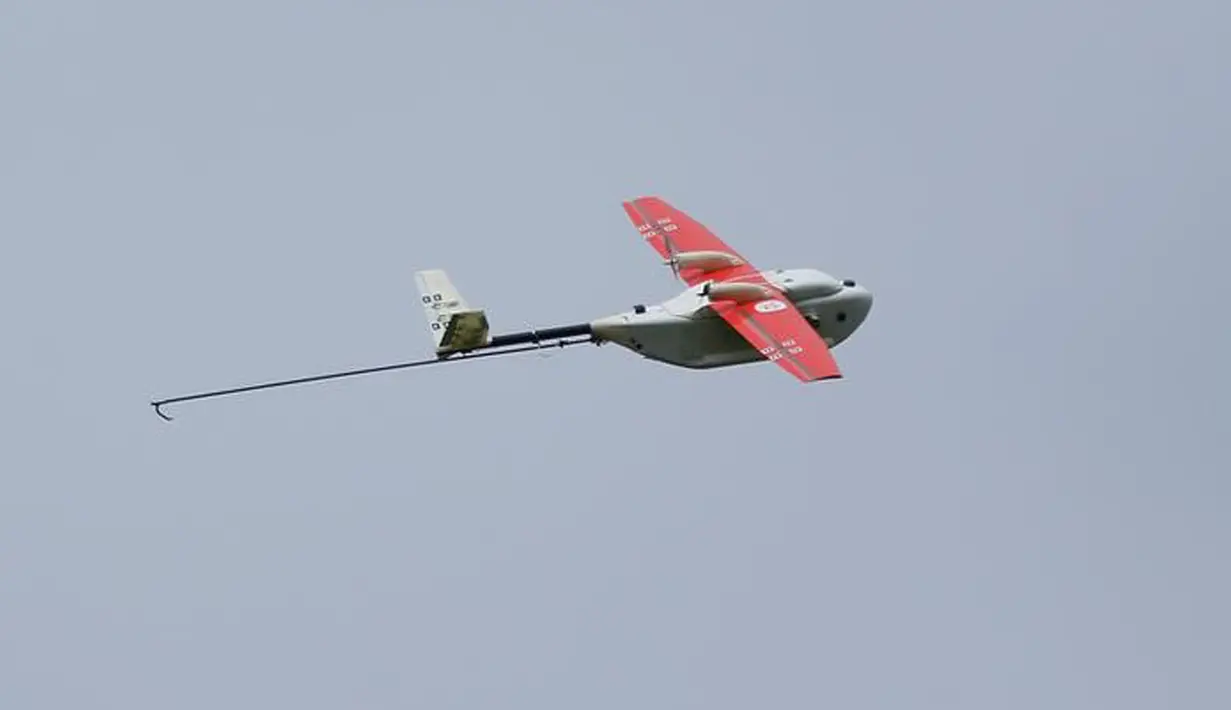 Pesawat tak berawak Zipline melakukan penerbangan saat demonstrasi di lokasi dirahasiakan di San Francisco Bay Area, California, 5 Mei 2016. Drone buatan Zipline ini akan digunakan untuk mengirim bantuan obat-obatan ke daerah konflik (REUTERS/Stephen Lam)