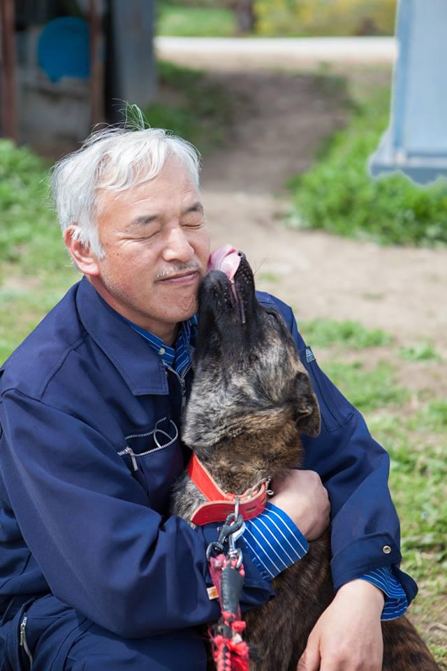 Naoto adalah seseorang yang sangat sayang terhadap binatang | Photo: Copyright metro.co.uk