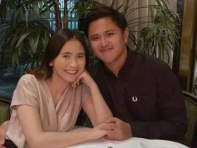 Pada 24 Oktober 2022, Ashilla dan Heisel Bolang rayakan ulang tahun pernikahannya dengan dinner romantis berdua. Meski momennya sederhana, namun keduanya tetap terlihat hangat dan romantis. Satu tahun berlalu, keduanya terlihat baru menikah kemarin, bahkan warganet ungkap tak terasa jika mantan anggota girl grup Blink ini sudah satu tahun mengarungi rumah tangga. (Liputan6.com/IG/@zhrtiaraashilla)