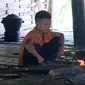 Dang Van Khuyen, bocah berusia 10 tahun yang tinggal sendiri di sebuah desa terpencil di Vietnam (Dok.YouTube/ Lao Động TV)