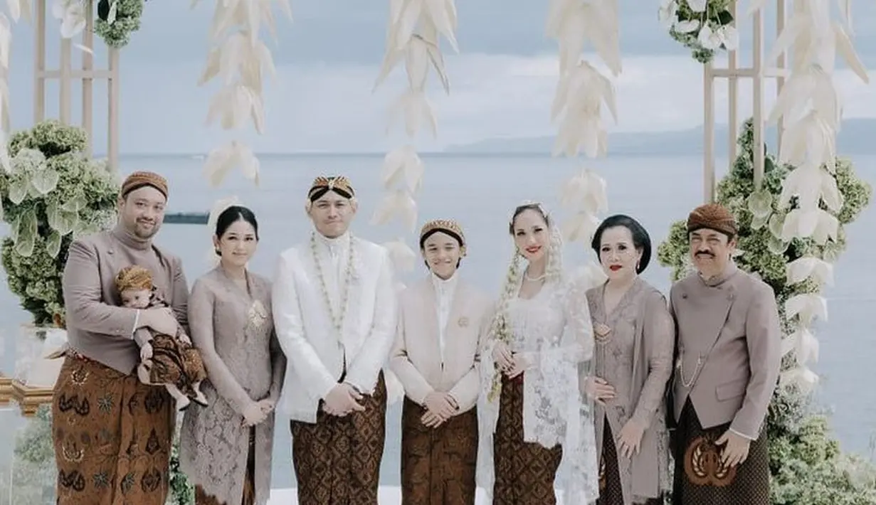 Kebaya tersebut serasi dengan suami barunya, Tiko. Tiko mengenakan beskap putih ditambah kalung ronce melati dan kain batik coklat sebagai bawahannya. Lengkap mengenakan blankonnya. [@andamari]
