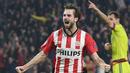 Pemain PSV Eindhoven, Davy Propper merayakan golnya setelah ke gawang FK CSKA Moscow di Stadion  Philips, Eindhoven, Rabu (9/12/2015). (AFP Photo/John Thys)