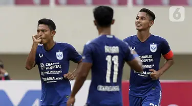 Pemain PSIS Semarang Fandi Eko Utomo (kiri) merayakan gol kedua yang dicetaknya ke gawang Persikabo 1973 dalam pertandingan babak penyisihan Piala Menpora 2021 di Stadion Manahan, Solo, Kamis (25/3/2021). PSIS Semarang menang dengan skor 3-1. (Bola.com/Arief Bagus)