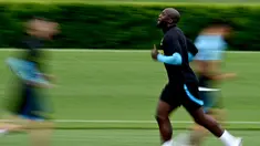 Penyerang Inter Milan, Romelu Lukaku melakukan pemanasan selama sesi latihan tim di Appiano Gentile, pada 9 Mei 2023. (AFP/Gabriel Bouys)