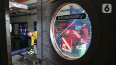 Penyelam bersiap jelang beraksi menghibur pengunjung di akuarium SeaWorld Ancol, Jakarta, Senin (24/1/2022). Atraksi barongsai dan liong tersebut digelar dalam rangka memeriahkan perayaan tahun baru Imlek 2573. (Liputan6.com/Faizal Fanani)