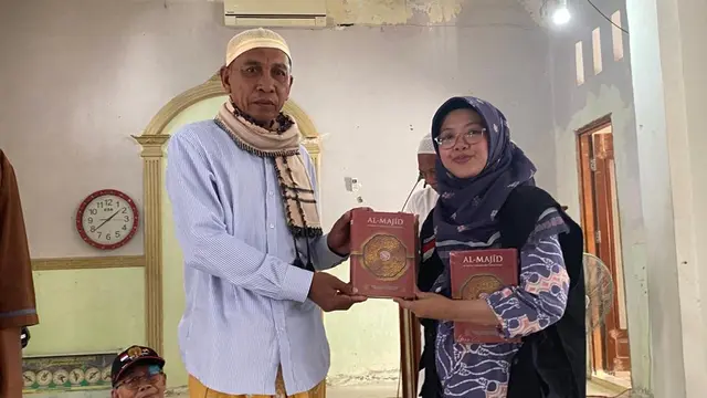 Kepala Desa di Pulau Mesa, Bustami menerima  100 unit Al-Quran dan sajadah dibagikan kepada warga di Pulau Mesa. (Liputan6.com/Ady Anugrahadi)