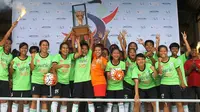 Tim sepak bola Putri Mataram meraih juara Bengawan Cup II, Sabtu (31/12/2016) di Stadion Sriwedari, Solo. (Bola.com/Romi Syahputra)