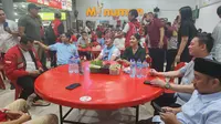 Ketua Umum PSI, Kaesang Pangarep menyempatkan diri menyaksikan debat capres bersama Sekjen PSI, Raja Juli Antoni, dan DPW Riau di salah satu kawasan Pekanbaru, Riau. (Dicky Agung Prihanto)
