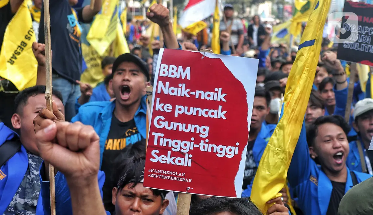 Mahasiswa berorasi saat aksi unjuk rasa atau demo BBM naik di kawasan Patung Kuda, Jakarta, Senin (5/9/2022). Sejumlah atribut unjuk rasa juga dibawa oleh para demonstran berupa bendera organisasi beserta spanduk-spanduk yang bertuliskan nada penolakan kenaikan harga BBM. (Liputan6.com/Angga Yuniar)