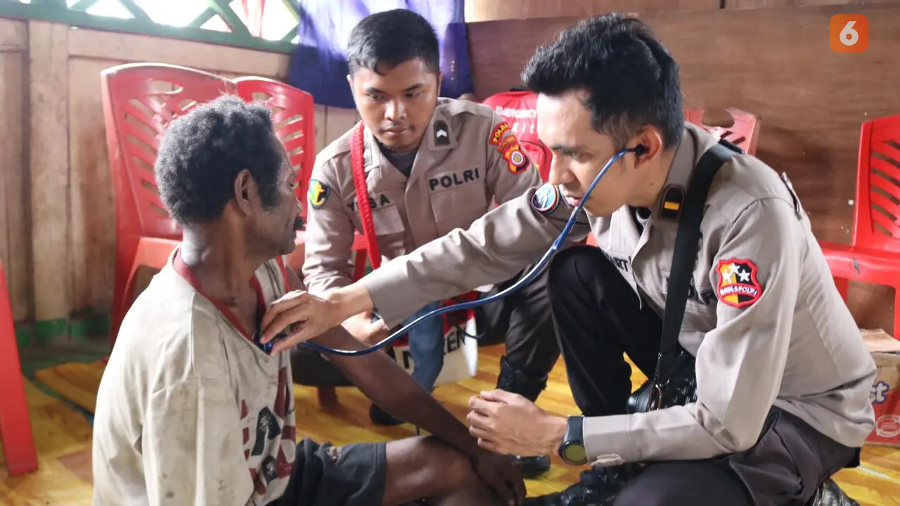Polri periksa kesehatan warga Papua (Liputan6.com/Istimewa)