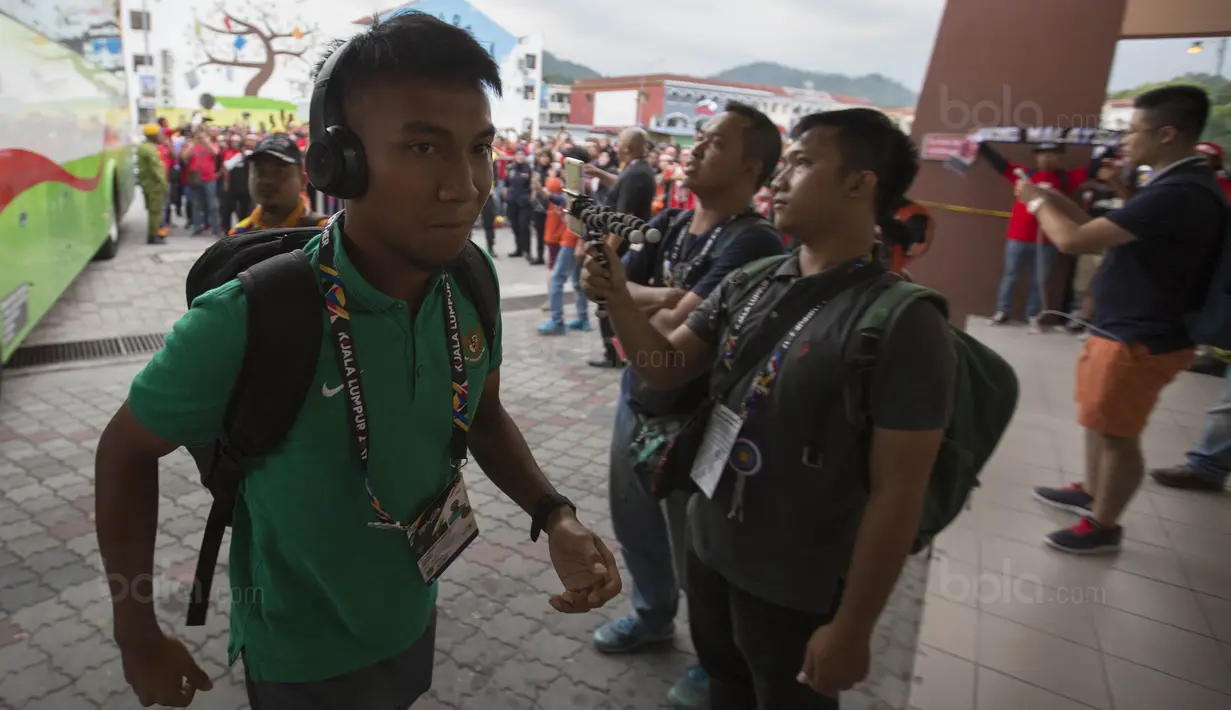 Suporter menyambut kedatangan Pemain Timnas Indonesia, Muhammad Hargianto, saat tiba di Stadion MPS, Selangor, Selasa (22/8/2017). Indonesia akan menghadapi Vietnam pada  laga keempat Grup B SEA Games 2017. (Bola.com/Vitalis Yogi Trisna)