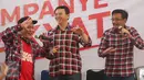 Cagub Basuki T Purnama dan Cawagub DKI Jakarta Djarot Saiful Hidayat berjoget bersama di atas panggung diiringi musik penyanyi rap Iwa K di Rumah Lembang, Jakarta, Senin (28/11). (Liputan6.com/Immanuel Antonius)